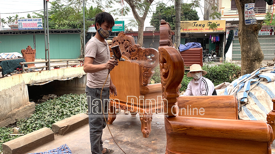 Gia công bề mặt sản phẩm gỗ mỹ nghệ bằng sơn PU là công đoạn có nguy cơ cao gây ô nhiễm môi trường tại làng nghề Hải Minh (Hải Hậu).  Bài và ảnh: Thanh Thúy