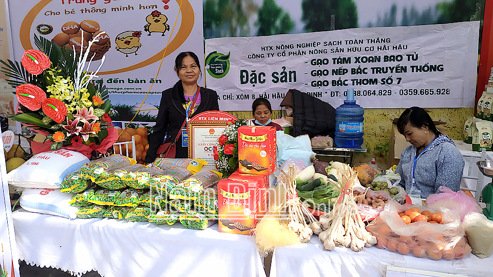 : Sản phẩm gạo tám xoan của hợp tác xã Dịch vụ nông nghiệp Toàn Thắng, xã Hải An (Hải Hậu) trưng bày tại Hội chợ giới thiệu sản phẩm OCOP của tỉnh năm 2020.