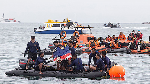 Các đội thợ lặn tìm kiếm máy bay gặp nạn ở vùng biển ngoài khơi Jakarta. (Ảnh: Getty Images)