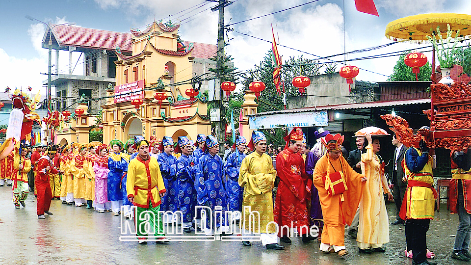Đoàn rước trong Lễ hội Đền thờ Đức Thánh tổ nghề đúc làng Tống Xá, thị trấn Lâm (Ý Yên).