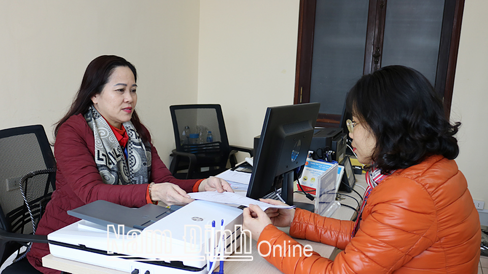 Cán bộ Sở VH, TT và DL hướng dẫn thủ tục hành chính cho người dân tại Trung tâm Phục vụ hành chính công tỉnh.