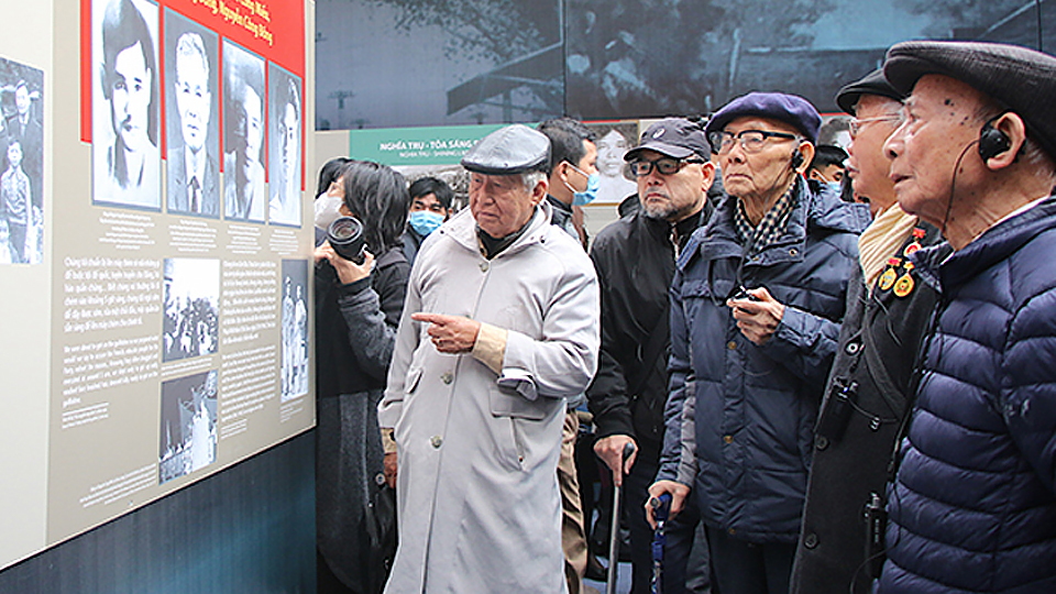 Các đại biểu tham quan những hiện vật, hình ảnh về truyền thống cách mạng. Ảnh: nhandan.com.vn