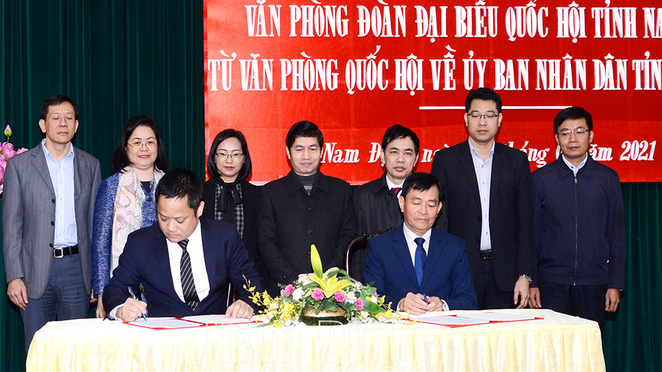 Các đồng chí: Vũ Minh Tuấn, Phó Chủ nhiệm Văn phòng Quốc hội; Nguyễn Phùng Hoan, Ủy viên Ban TVTU, Phó Chủ tịch UBND tỉnh ký kết chuyển giao.
