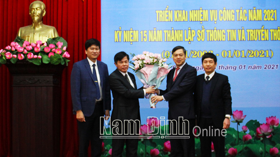 Đồng chí Trần Lê Đoài, TUV, Phó chủ tịch UBND tỉnh tặng hoa cho lãnh đạo Sở Thông tin và Truyền thông.
