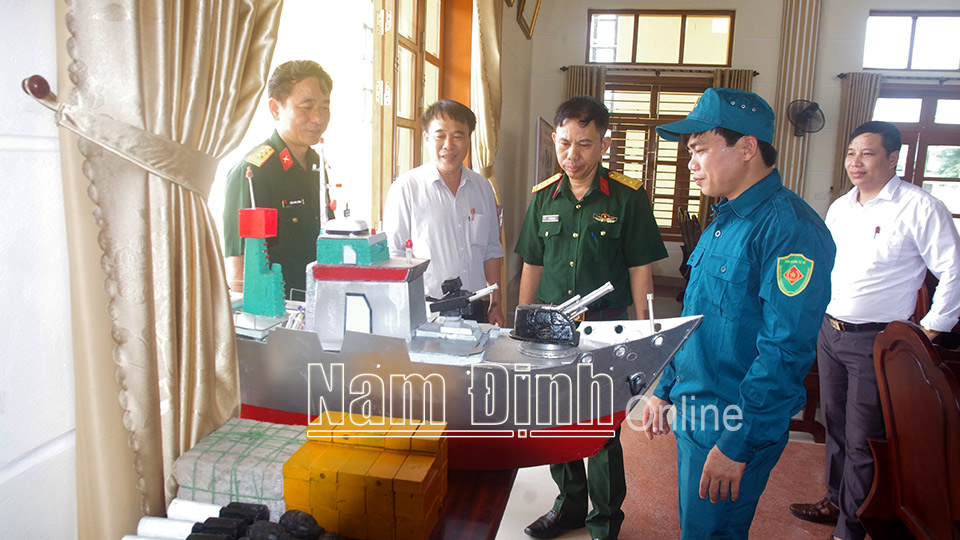 Ban CHQS huyện Giao Thủy kiểm tra các mô hình học cụ trong huấn luyện sẵn sàng chiến đấu tại xã Giao Hải.