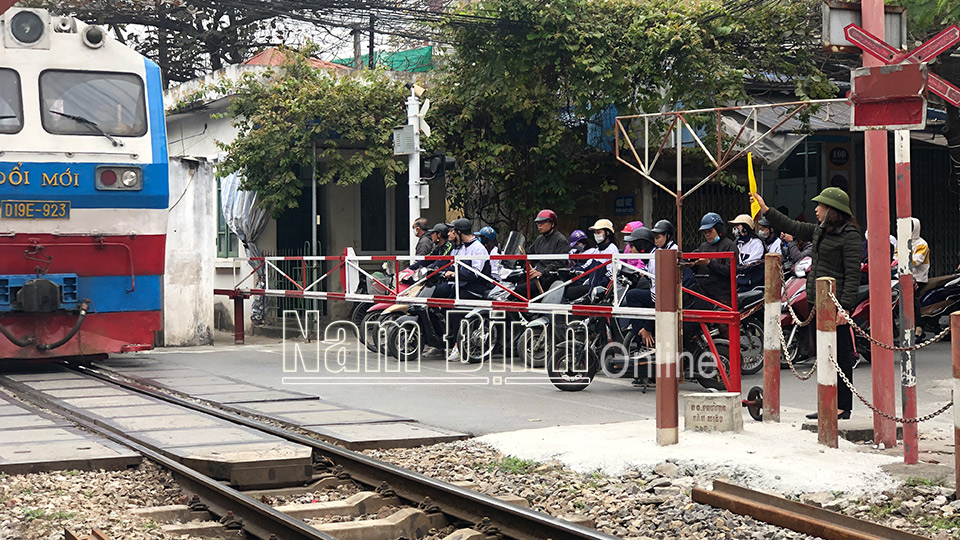Chị Vũ Thị Thanh Lự, nhân viên trạm gác chắn tàu nằm trên đường Trần Huy Liệu (thành phố Nam Định) luôn tận tâm với công việc.