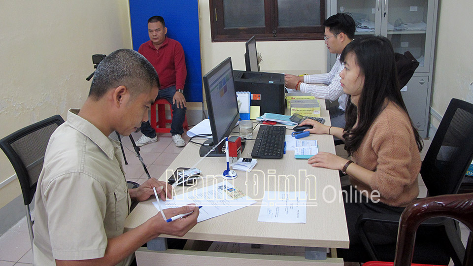 Cán bộ Sở Giao thông - Vận tải hướng dẫn người dân hoàn thiện thủ tục đăng ký cấp Giấy phép lái xe  Bài và ảnh: Nguyễn Hương