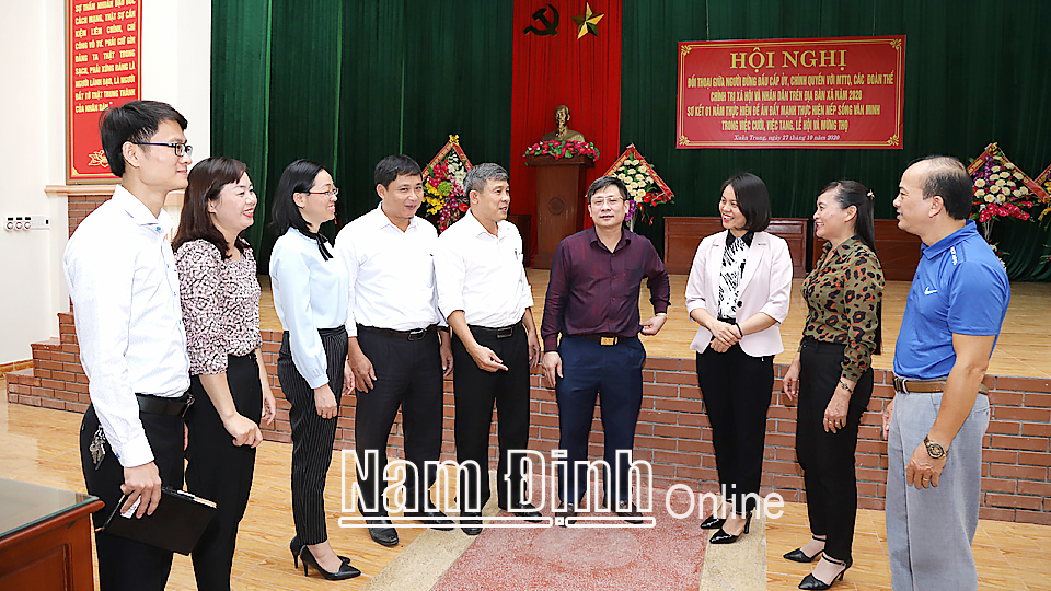 Lãnh đạo Huyện ủy Xuân Trường trao đổi với cán bộ Đảng ủy, UBND xã Xuân Trung về phương pháp đối thoại với nhân dân.