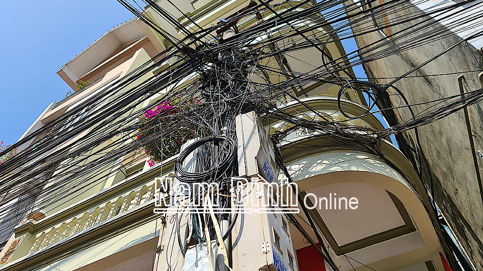 Các loại dây giăng mắc trên các cột điện ở đường Nguyễn Trãi (thành phố Nam Định).