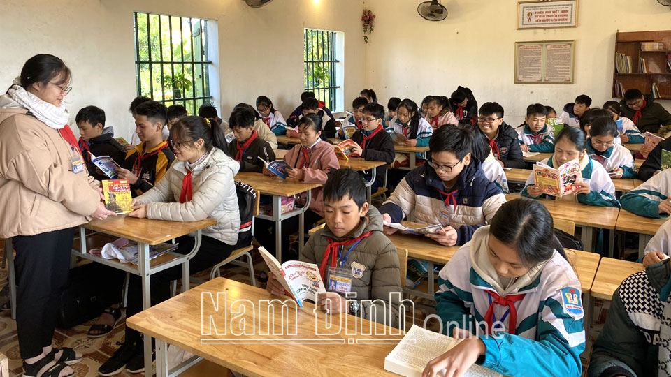 Học sinh Trường THCS Hải Phương đọc, chọn sách tại tủ sách lớp học.