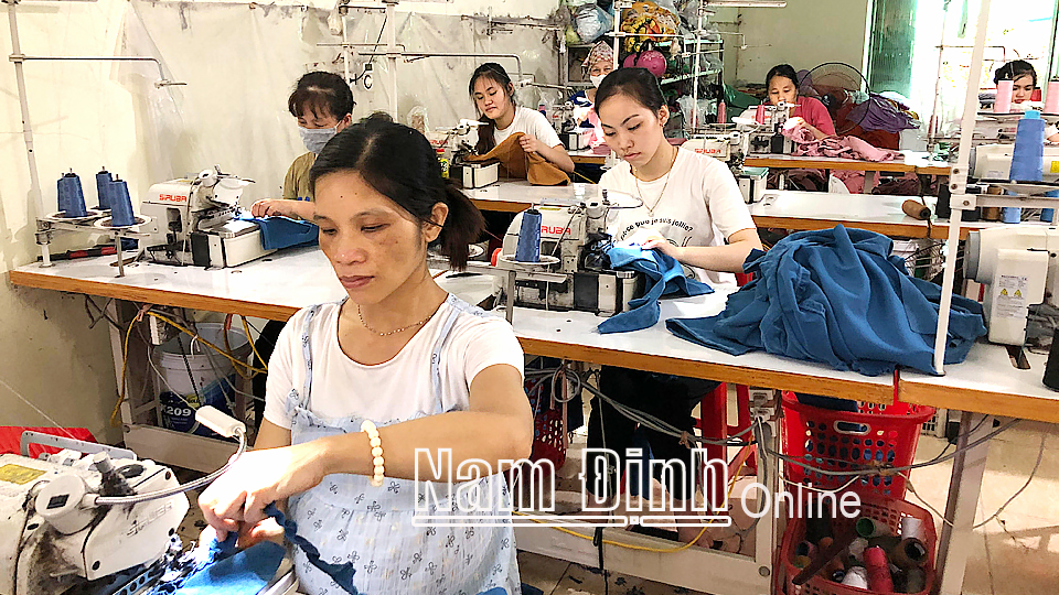 Hội viên phụ nữ huyện Mỹ Lộc phát triển kinh tế gia đình từ nghề may quần áo.