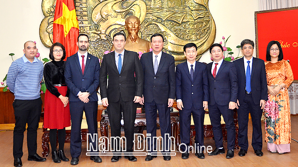 Các đồng chí lãnh đạo tỉnh chụp ảnh lưu niệm với Đoàn công tác của Đại sứ quán Israel tại Việt Nam.