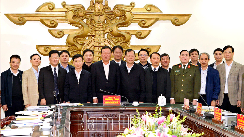 Các đồng chí Thường trực Tỉnh ủy cùng các đồng chí trong Đoàn đại biểu của tỉnh đi dự Đại hội đại biểu toàn quốc lần thứ XIII của Đảng.