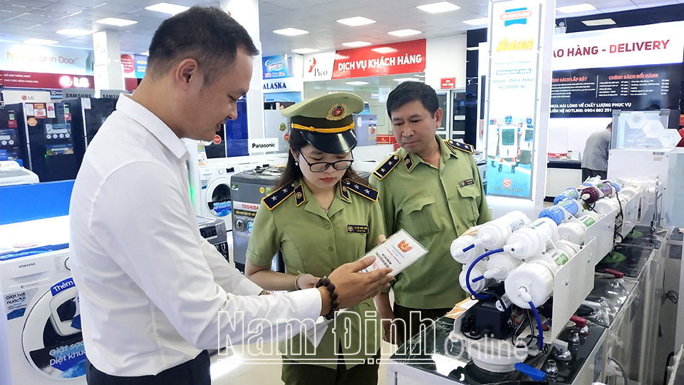 Lực lượng Quản lý thị trường kiểm soát điều kiện chứng nhận hàng hóa nhập ngoại tại khu vực thành phố Nam Định.  Bài và ảnh: Nguyễn Hương