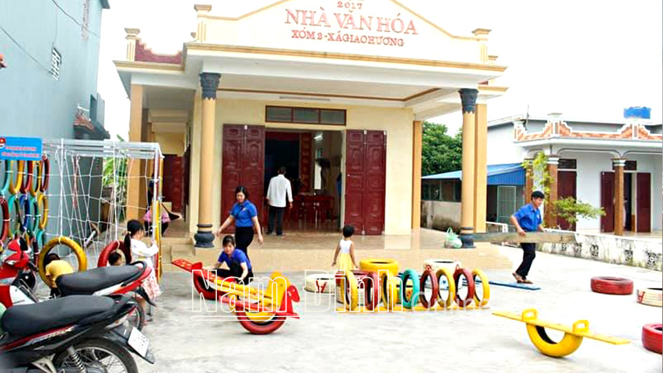 Đoàn viên, thanh niên huyện Giao Thủy lắp ráp mô hình “Sân chơi cho em” tại xóm 2, xã Giao Hương.