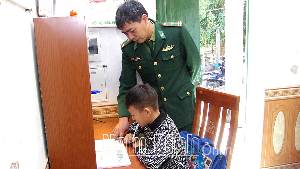 Cán bộ Đồn Biên phòng Ba Lạt hướng dẫn cháu Trần Văn Duẩn, xóm Xuân Tiên, xã Giao Xuân (Giao Thủy).