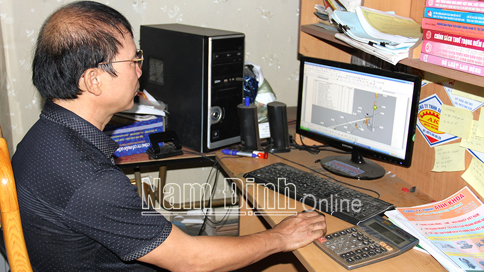 Giám đốc Phạm Anh Khoa, Công ty TNHH Cơ khí Anh Khoa, xã Xuân Tiến (Xuân Trường) trao đổi trực tuyến giới thiệu với khách hàng về sản phẩm máy chế biến thức ăn chăn nuôi của công ty.