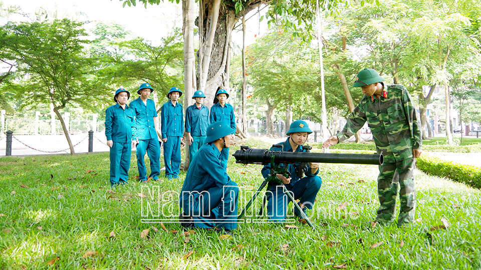 Lực lượng dân quân tự vệ thành phố Nam Định huấn luyện nâng cao khả năng SSCĐ.