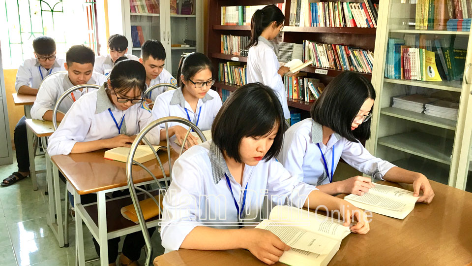 Học sinh Trường THPT Tống Văn Trân (Ý Yên) đọc sách trong Thư viện trường.