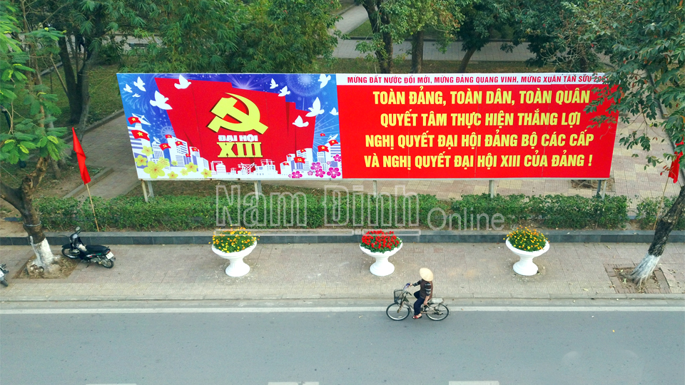 Trang hoàng cờ hoa chào mừng Đại hội Đại biểu toàn quốc lần thứ XIII của Đảng trên tuyến đường Nguyễn Du (thành phố Nam Định).