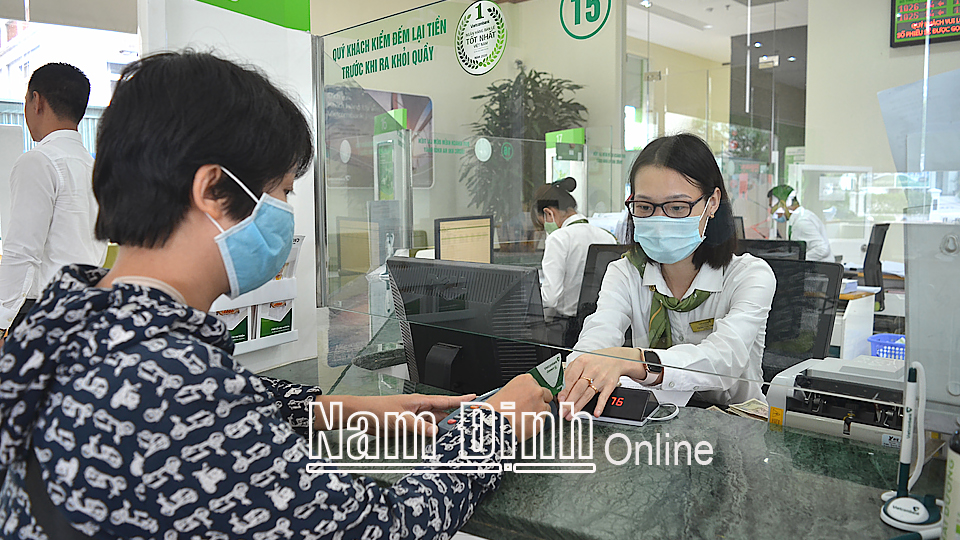 Giao dịch tại Ngân hàng TMCP Ngoại thương Việt Nam Chi nhánh Nam Định.