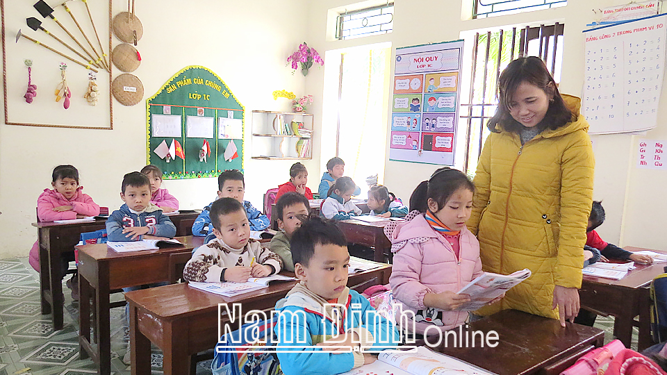 Cô và trò Trường Tiểu học Minh Thuận (Vụ Bản) trong một giờ học.