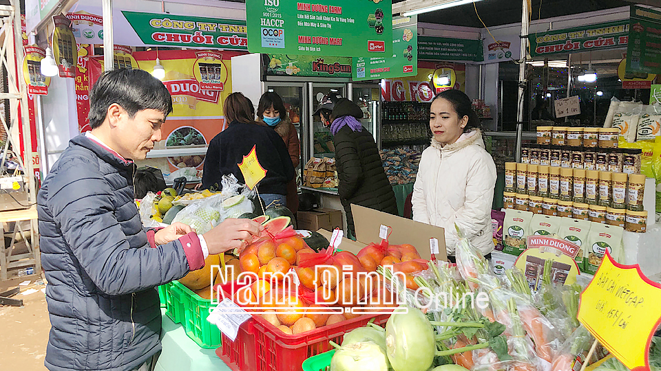 Sản phẩm rau, củ, quả đạt tiêu chuẩn VietGAP của Công ty TNHH Minh Dương, thành phố Nam Định tham gia Hội chợ Công Thương khu vực phía Bắc - Nam Định, tháng 12-2020