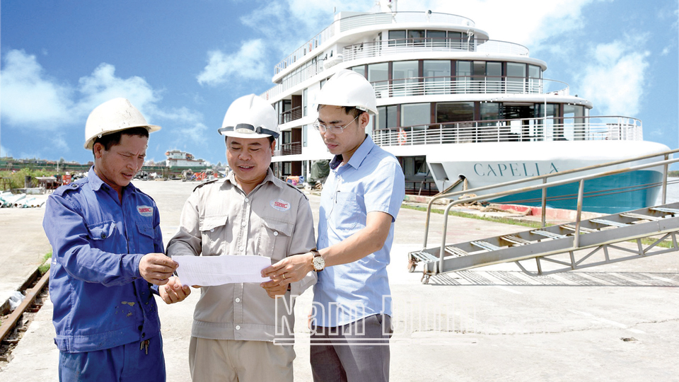 Công ty TNHH Đóng tàu Thịnh Long, huyện Hải Hậu tạo việc làm, thu nhập ổn định cho người dân địa phương (ảnh 2).