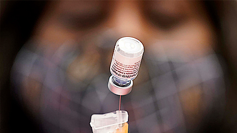Một nhân viên y tế đang chuẩn bị một liều vaccine Pfizer-BioNTech ngừa Covid-19 tại điểm tiêm chủng. Ảnh: The Sydney Morning Herald/AP.