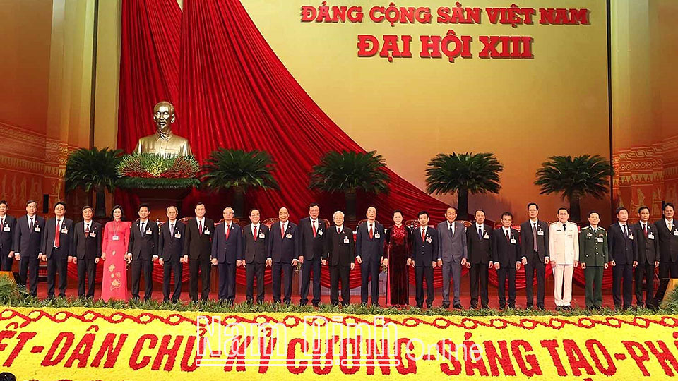 Đoàn đại biểu tỉnh Nam Định chụp ảnh với các đồng chí lãnh đạo Đảng và Nhà nước. Ảnh: Xuân Thu