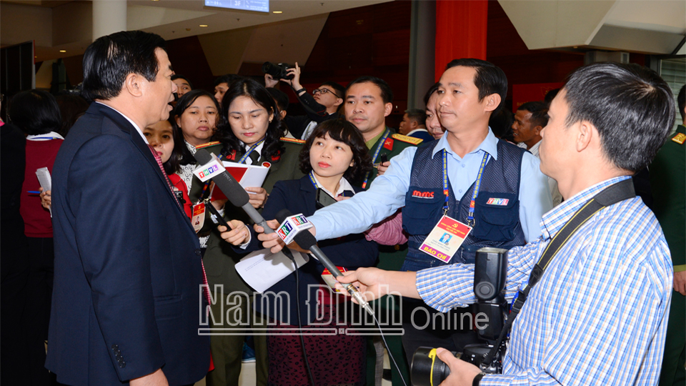Đại biểu dự Đại hội trả lời phỏng vấn báo chí.