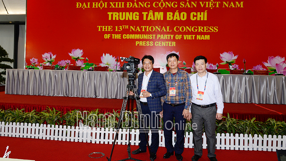 Phóng viên Báo Nam Định và Đài PT-TH tỉnh tại Trung tâm báo chí Đại hội XIII của Đảng.