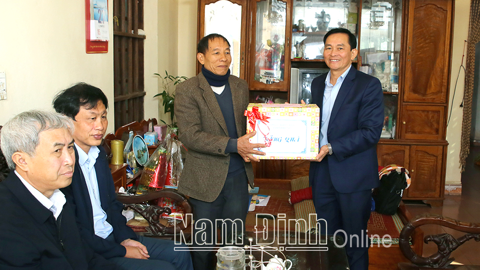 Đồng chí Nguyễn Phùng Hoan, Ủy viên Ban TVTU, Phó Chủ tịch UBND tỉnh thăm, tặng quà ông Đinh Văn Ất (66 tuổi) xóm Nam Điền, xã Nghĩa Lợi là bệnh binh 81%.