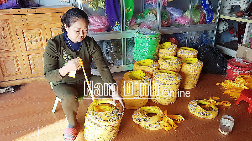 Sản xuất khăn xếp tại gia đình chị Đoàn Thị Dưa, làng Giáp Nhất, thị trấn Nam Giang (Nam Trực).