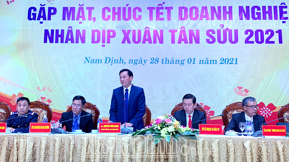Đồng chí Nguyễn Phùng Hoan, Uỷ viên Ban TVTU, Phó Chủ tịch UBND tỉnh phát biểu tại hội nghị.  Tin, ảnh: Thanh Thúy