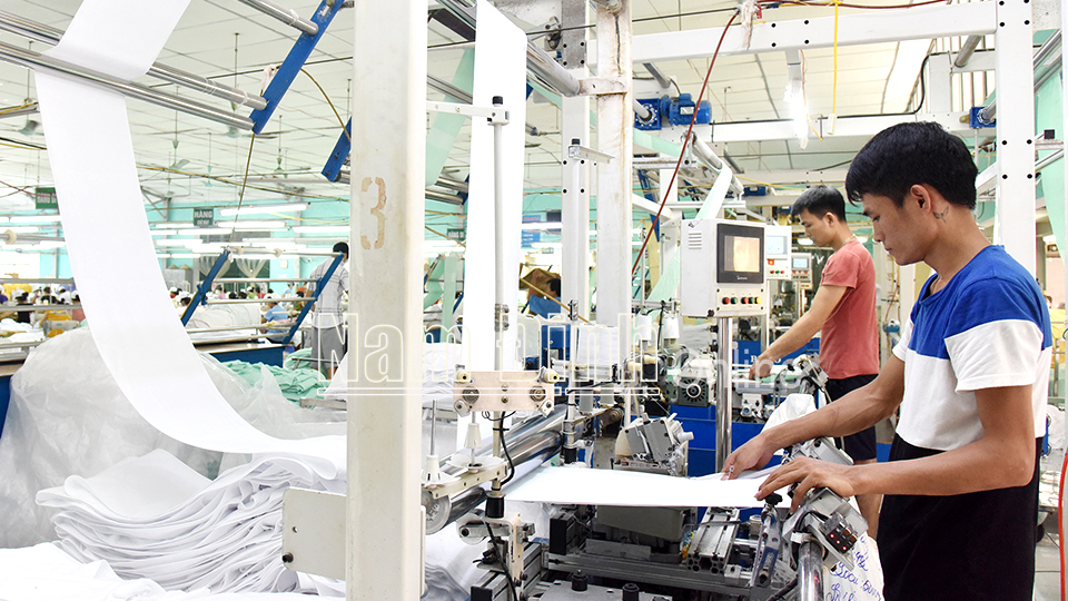 Năm 2020, Công ty Cổ phần Dệt may Sơn Nam đầu tư dây chuyền sản xuất hiện đại, tạo việc làm và thu nhập ổn định cho trên 500 lao động (ảnh 2). 