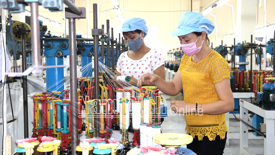 Sản xuất ở Công ty TNHH Dệt Chentai miền Bắc Việt Nam (KCN Bảo Minh).