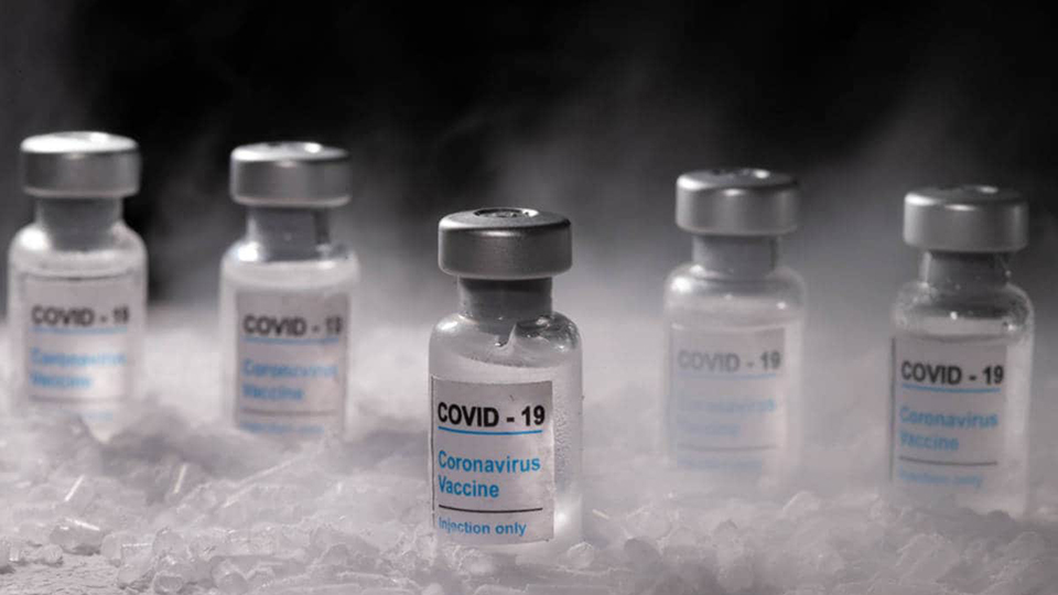 Liều vaccine dán nhãn COVID-19 được trữ trong đá khô. Ảnh: Reuters