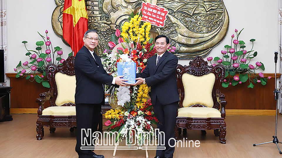 Đoàn đại biểu Tòa Giám mục Bùi Chu tặng hoa chúc mừng Tỉnh ủy, HĐND, UBND tỉnh.