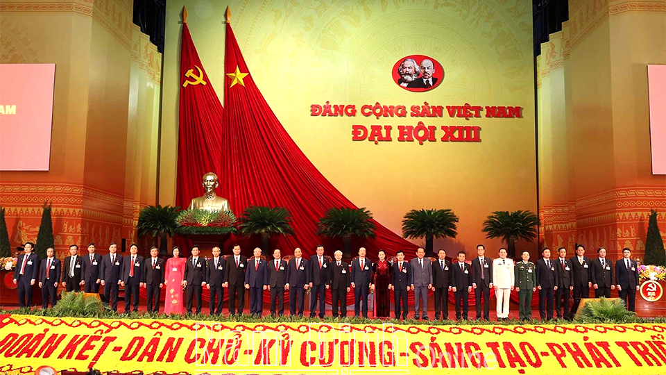 Đoàn đại biểu tỉnh Nam Định chụp ảnh với các đồng chí lãnh đạo Đảng và Nhà nước. 
