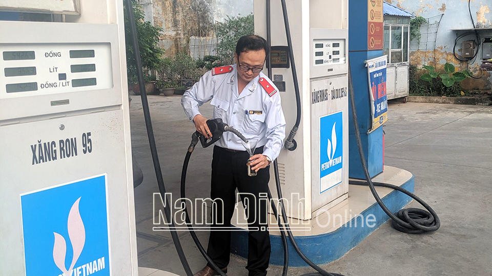 Kiểm tra phương tiện đo tại một cửa hàng kinh doanh xăng dầu trên địa bàn thành phố Nam Định.