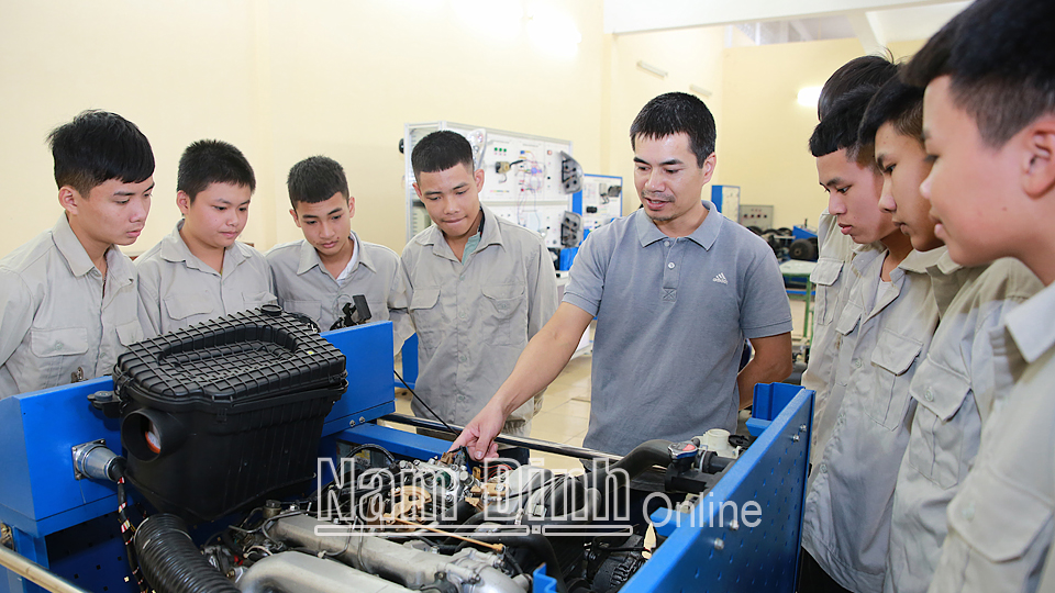 Một buổi học thực hành tại Khoa cơ khí chế tạo, Trường Cao đẳng Kinh tế và Công nghệ Nam Định.