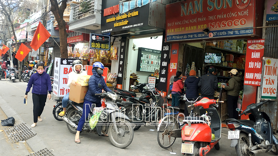 Người dân mua sắm hàng hóa, nhu yếu phẩm tại đại lý Nam Sơn (thành phố Nam Định).