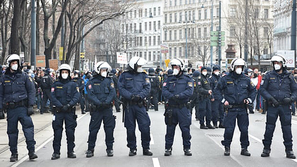 Cảnh sát Vienna (Áo) bắt giữ hàng trăm người biểu tình phản đối biện pháp phòng dịch Covid-19. (Ảnh: Anadolu Agency/Getty Images)
