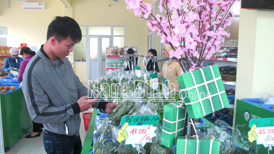 Người dân thành phố Nam Định lựa chọn hàng hóa phục vụ Tết tại hệ thống cửa hàng thuộc Hiệp hội Nông nghiệp sạch tỉnh.