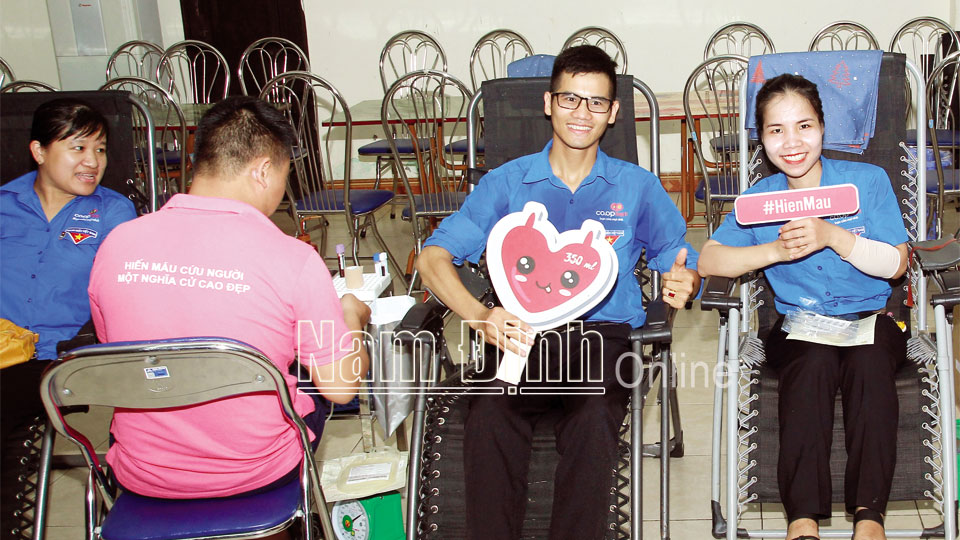 Đoàn viên, thanh niên trong tỉnh tham gia hiến máu tình nguyện.