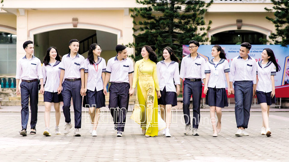 Cô và trò Trường THPT chuyên Lê Hồng Phong (ảnh trên); Một tiết học tiếng Anh với giáo viên nước ngoài của học sinh Trường Tiểu học Trần Quốc Toản, thành phố Nam Định (ảnh dưới).
