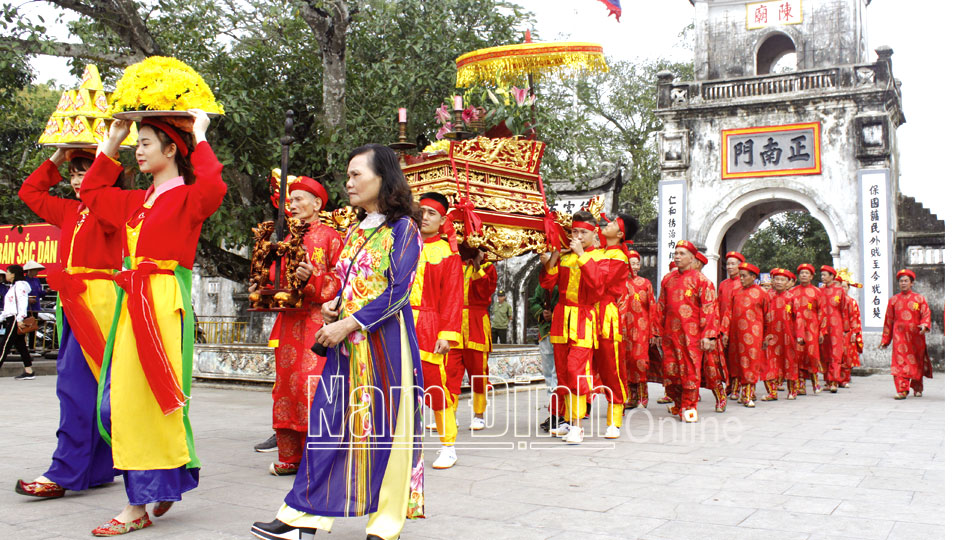 Lễ hội Đền Trần, phường Lộc Vượng (thành phố Nam Định) thu hút đông du khách đến tham quan, dâng hương.  Ảnh: Viết Dư