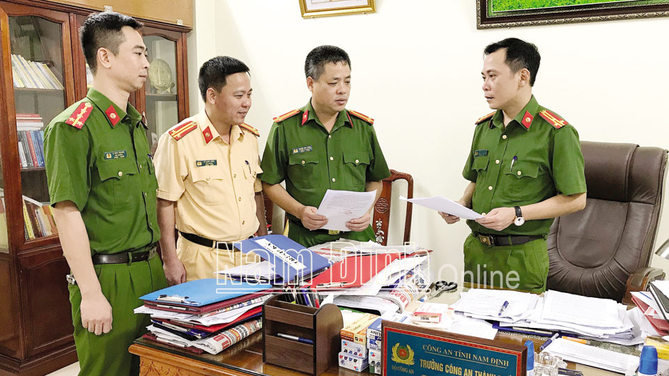 Lãnh đạo Công an thành phố Nam Định trao đổi phương án bảo vệ ANTT dịp Tết Nguyên đán 2021.