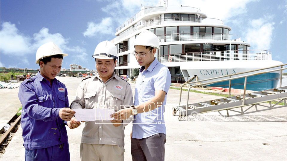 Cụm công nghiệp xã Hải Phương (ảnh 1); Công ty TNHH Đóng tàu Thịnh Long tạo việc làm, thu nhập ổn định cho người dân địa phương (ảnh 2).